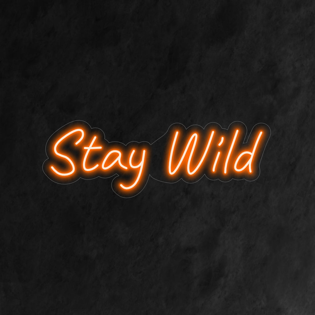 „Stay Wild Neon Sign“ ist eine inspirierende und abenteuerliche Ergänzung für Ihr Interieur. Ein Neonlicht, das zu einer freigeistigen und ungezähmten Lebenseinstellung ermutigt.