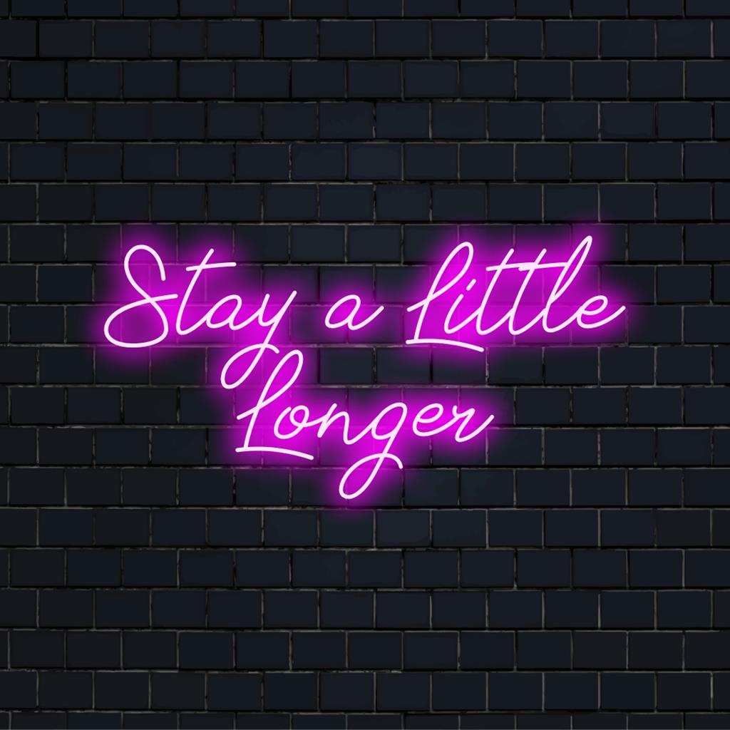 Maßgefertigtes LED-Neonschild mit der Aufschrift „Stay A Little Longer“; perfekte Neon-Wandkunst, um jedem Raum Persönlichkeit zu verleihen.