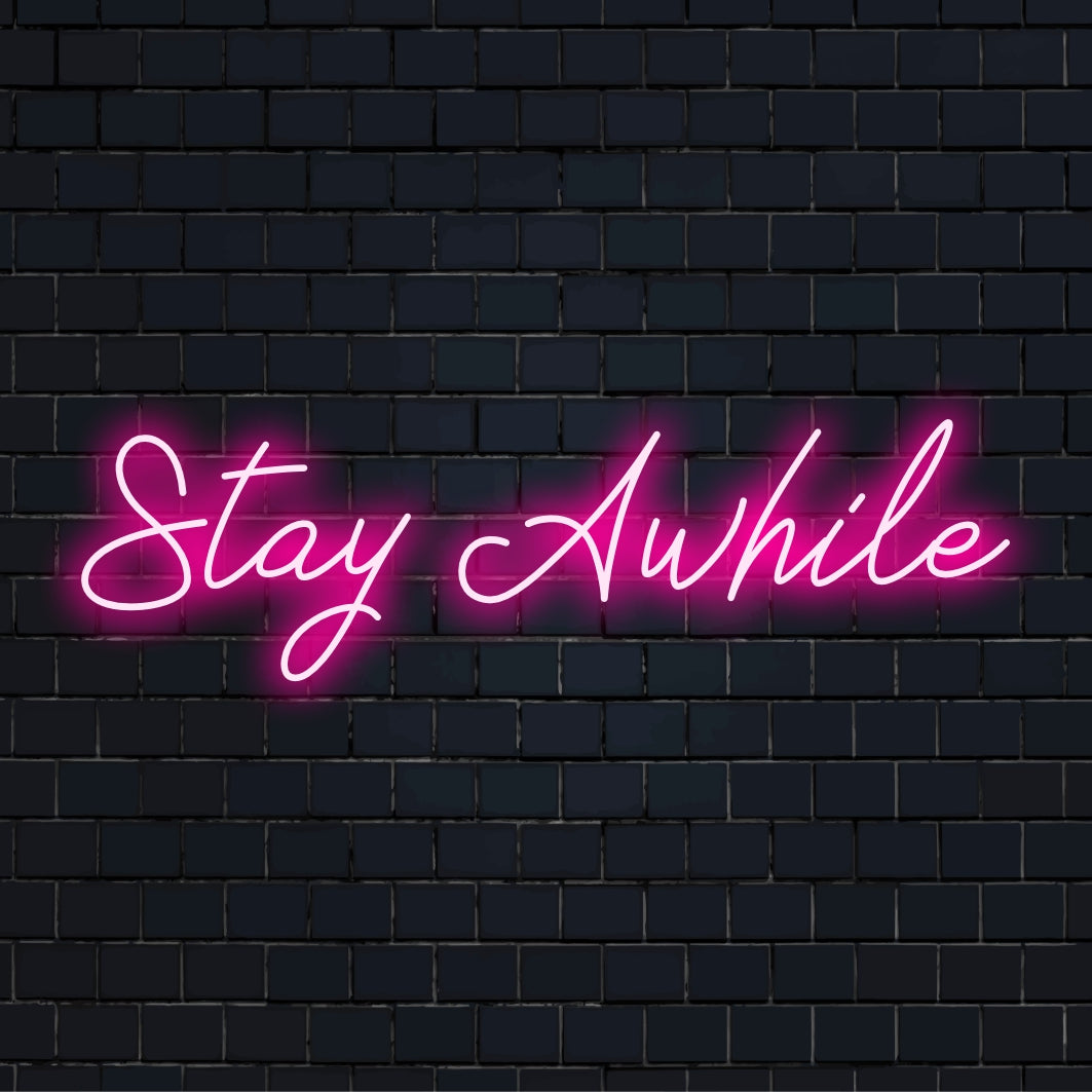 „Stay Awhile“ in leuchtend weißer LED-Neonschrift; vielseitiges Schild für die Inneneinrichtung oder das Geschäft, das Wärme und Gastfreundschaft ausstrahlt.