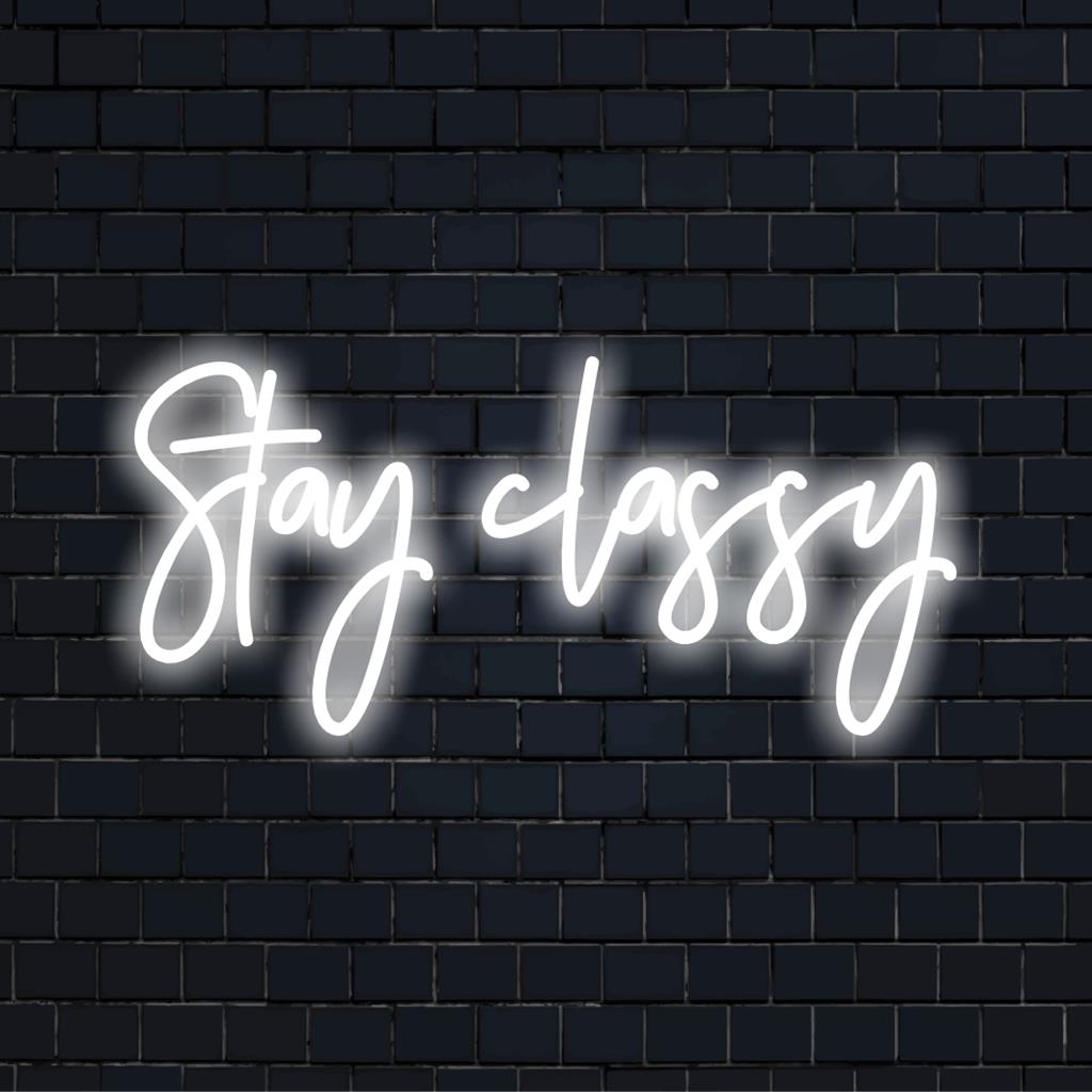 Ein stilvolles, individuelles LED-Neonschild mit der Aufschrift „Stay Classy“ in leuchtenden Farben, perfekt für eine schicke Wanddekoration.
