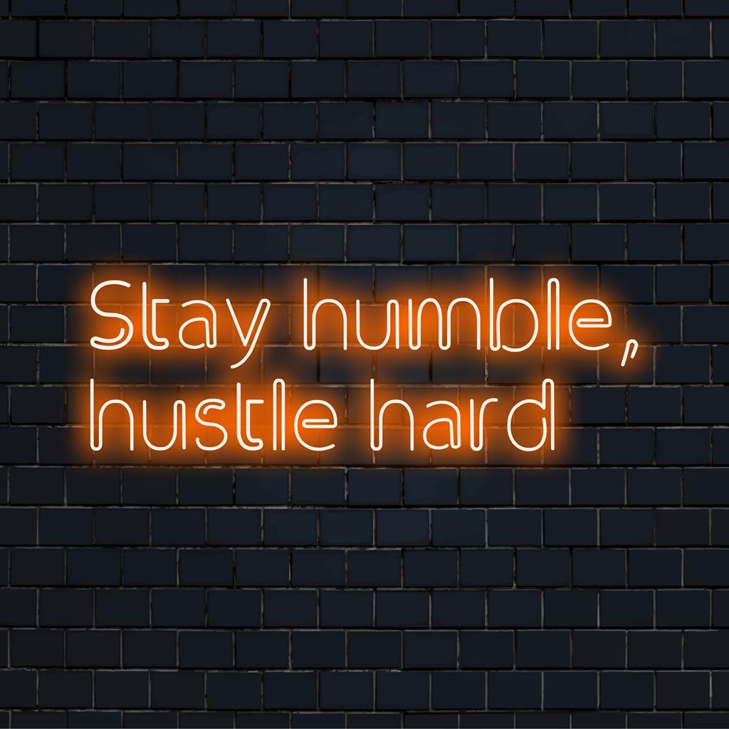 Individuelles LED-Schild mit der Aufschrift „Stay Humble, Hustle Hard“; perfekte Mischung aus künstlerischer Inspiration und schickem Neon-Dekor-Ambiente.