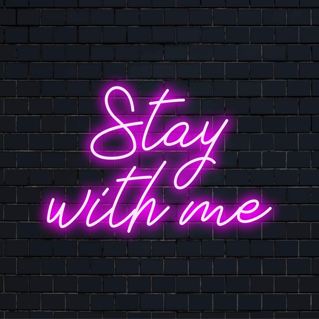 LED-Neonschild mit der Aufschrift „Stay With Me“ in leuchtenden Farben, das perfekte, personalisierte Dekorationsstück für jeden Raum.