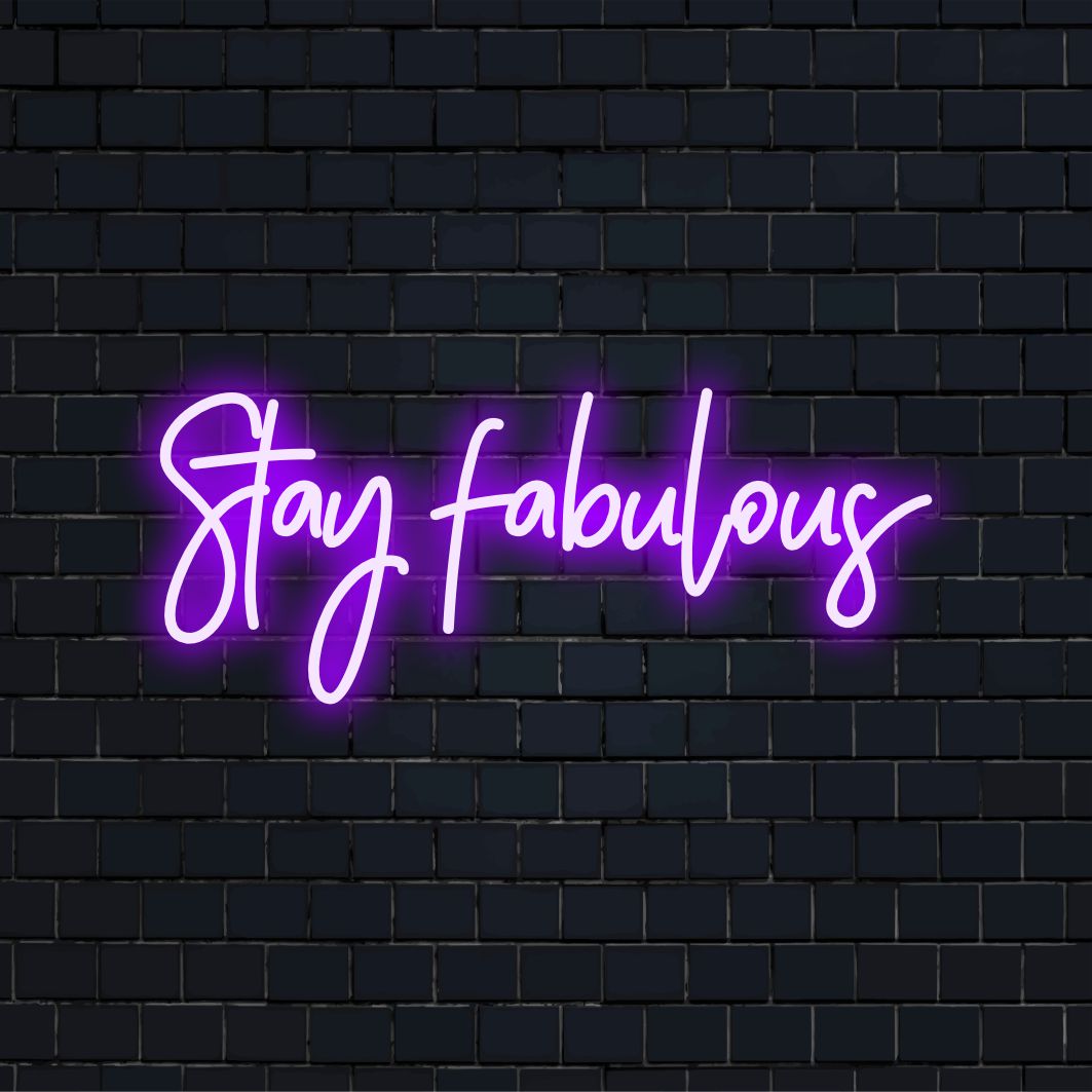 Auf dem LED-Neonschild in leuchtend rosa Schrift steht „Stay Fabulous“, eine schicke Ergänzung für jeden Raum; ideale Lichtdekoration.