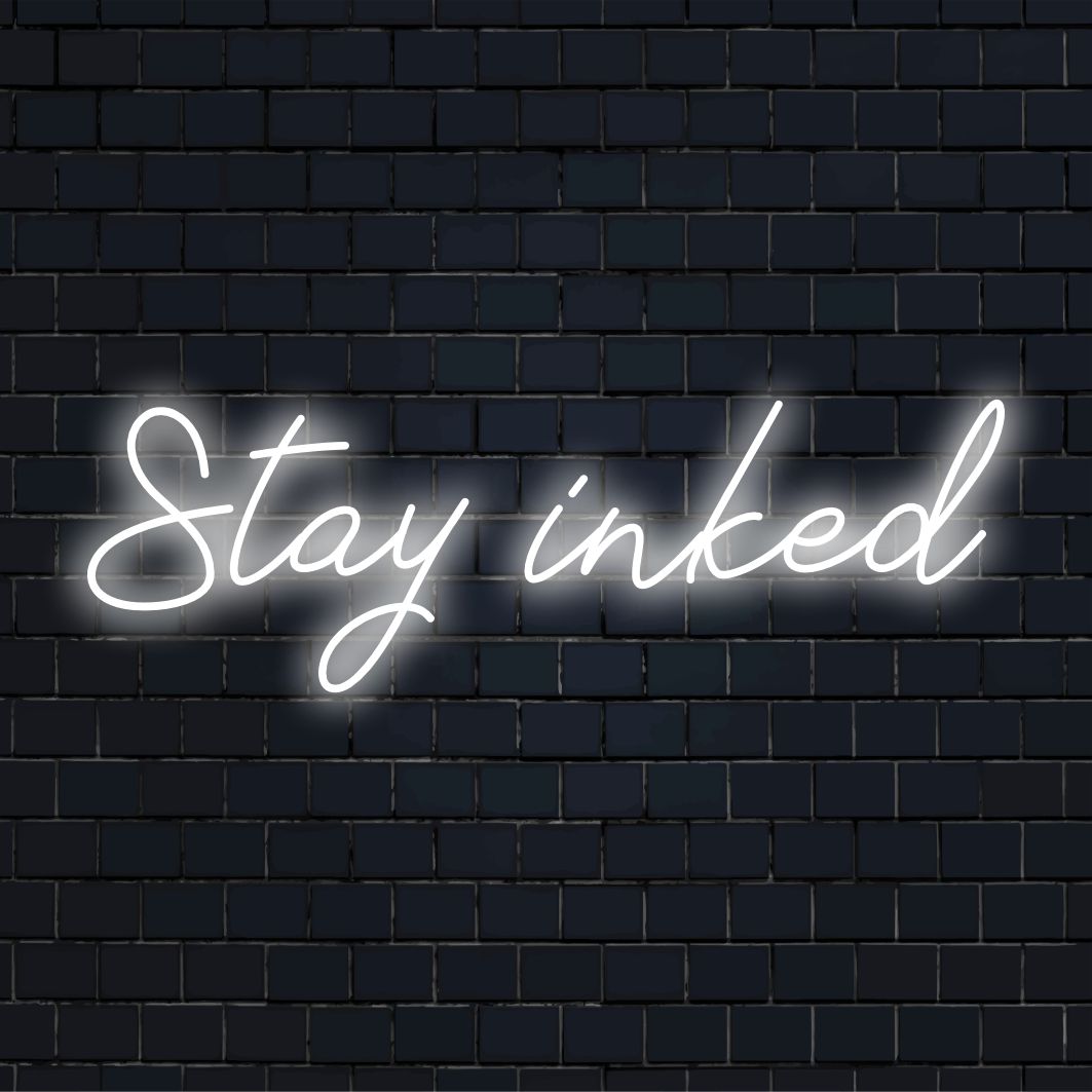 Lebendiges, handgefertigtes LED-Neonschild mit der Aufschrift „Stay Inked“, ideal für personalisierte Neon-Zitatkunst oder individuelle LED-Wanddekoration.