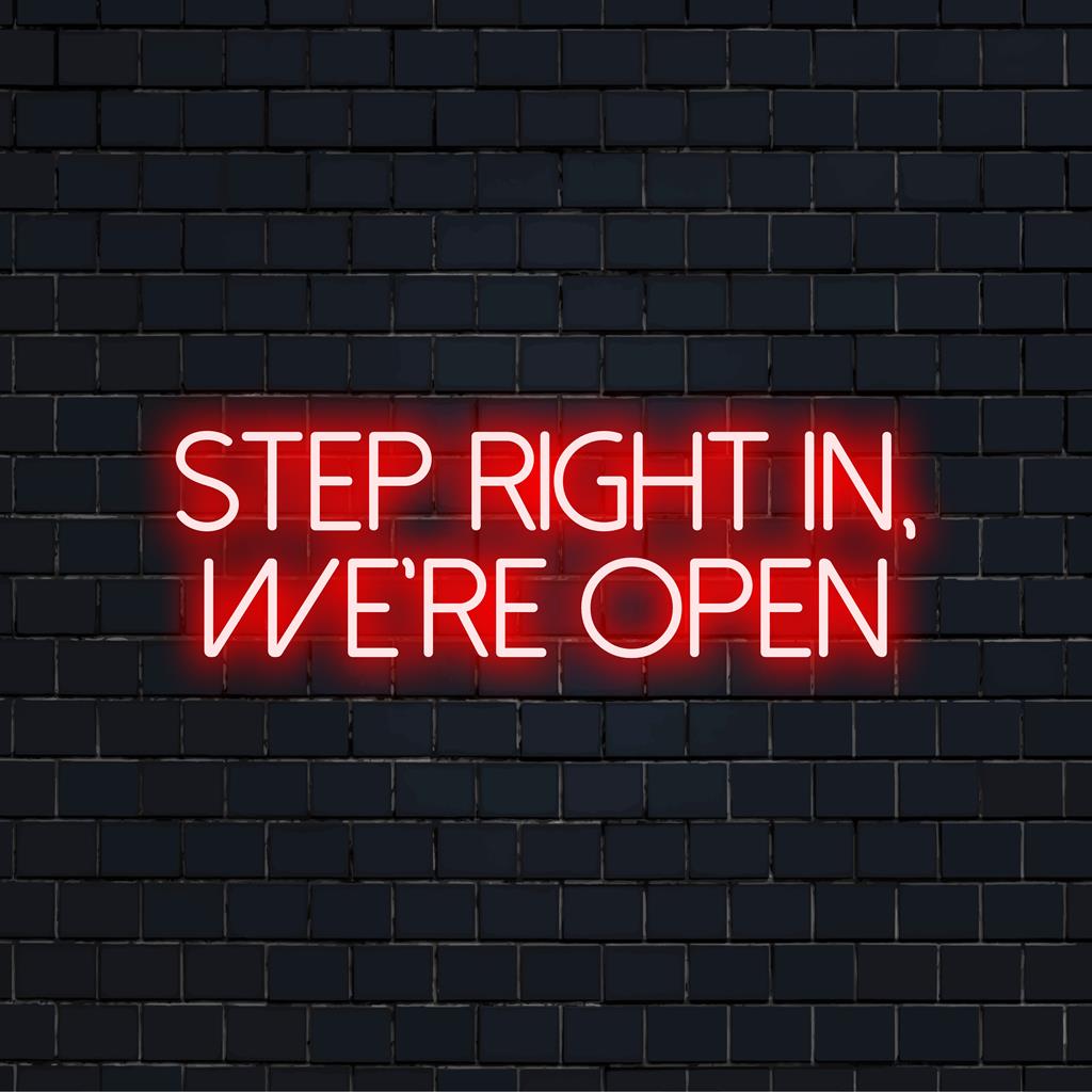 Individuelles LED-Neonschild mit der Aufschrift „Step Right In, We're Open“ in leuchtenden Farben, perfekt für auffällige Beleuchtung und Stil.