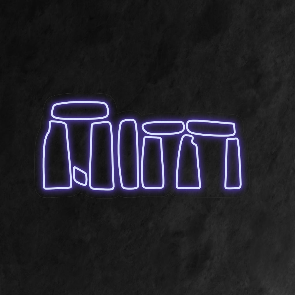 „Stonehenge Neon Sign“ verleiht mit seiner ikonischen Silhouette einen Hauch von Mysterium und verbreitet ein faszinierendes Leuchten, das das Rätsel dieser antiken Stätte in Ihrem Raum widerspiegelt.