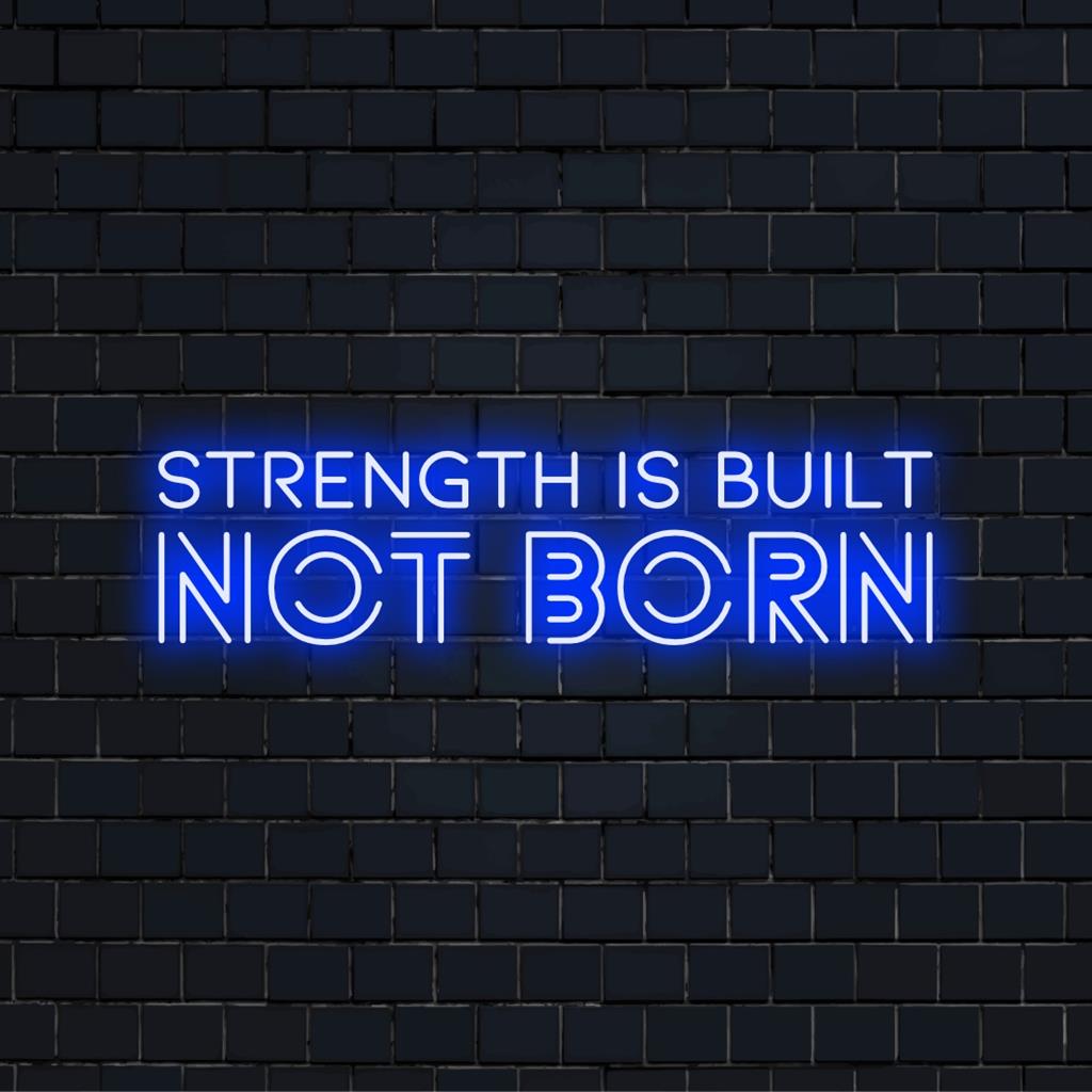 Lebendiges, individuelles LED-Neonschild mit der Darstellung „Strength Is Built Not Born“, perfekte motivierende Wandkunst für persönliche Räume.