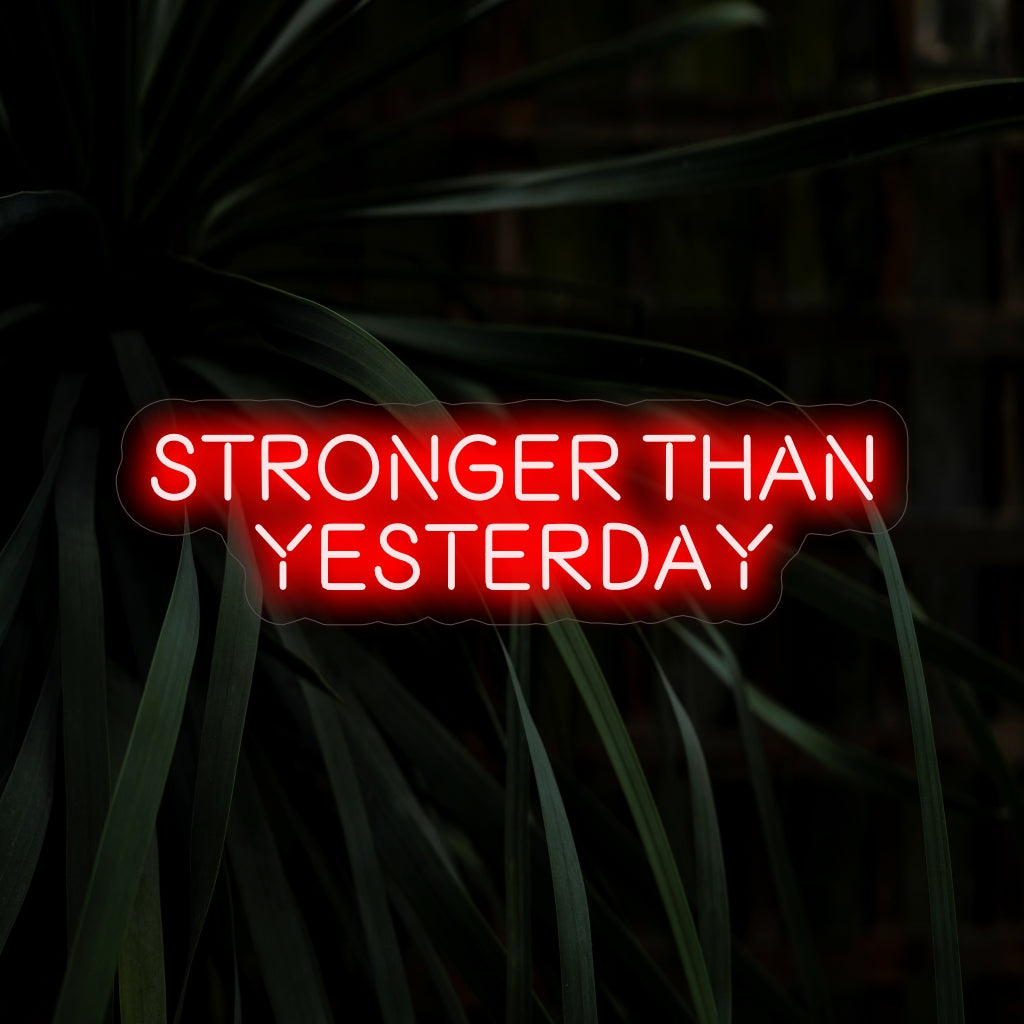 Das Neonschild „Stronger Than Yesterday“ strahlt mit seinem widerstandsfähigen Mantra Ermächtigung aus, verbreitet einen kräftigen Glanz und schafft eine Atmosphäre, die in Ihrem Raum Stärke und Ausdauer fördert.