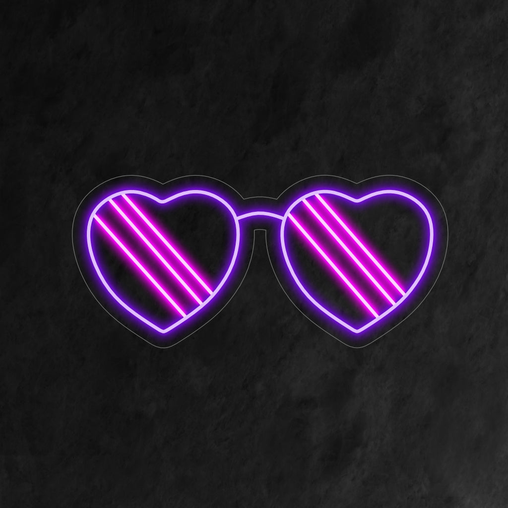 „Heart-Shaped Sunglasses Neon Sign“ verbindet mit seinem schicken Design Romantik und Stil und verbreitet einen einzigartigen Glanz, der die Atmosphäre in Ihrem Raum aufwertet.