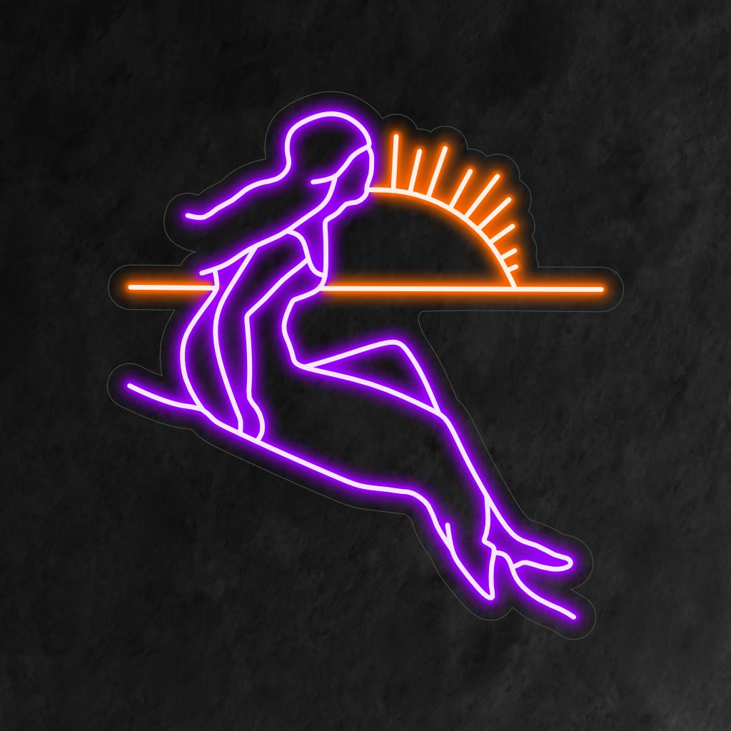 „Sunset and Lady Neon Sign“ ist eine romantische und verträumte Ergänzung für Ihr Interieur. Ein Neonlicht, das die Schönheit eines Sonnenuntergangs mit der eleganten Silhouette einer Dame einfängt.