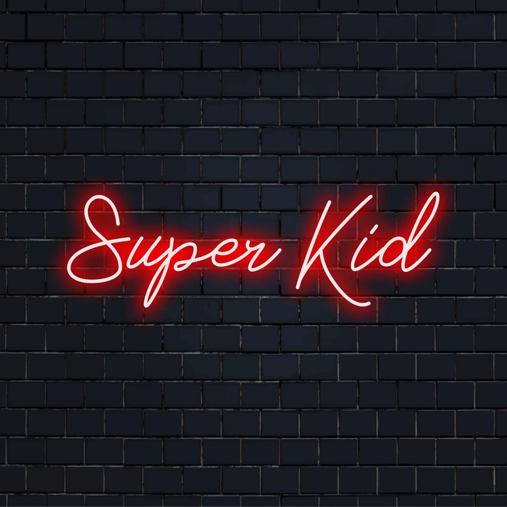 Lebendiges, verspieltes LED-Neonschild mit dem Text „Super Kid“, perfekte individuelle Neondekoration für ein Kinderzimmer oder einen Spielbereich.