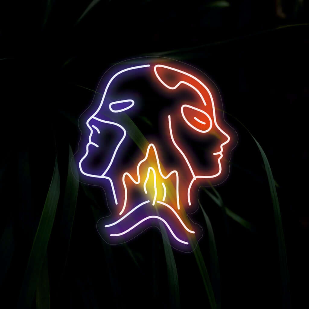„Superhero Couple Neon Sign“ stellt mit seinem dynamischen Design Stärke und Einheit dar und verbreitet ein lebendiges Leuchten, das Ihrem Raum eine abenteuerliche Atmosphäre verleiht.