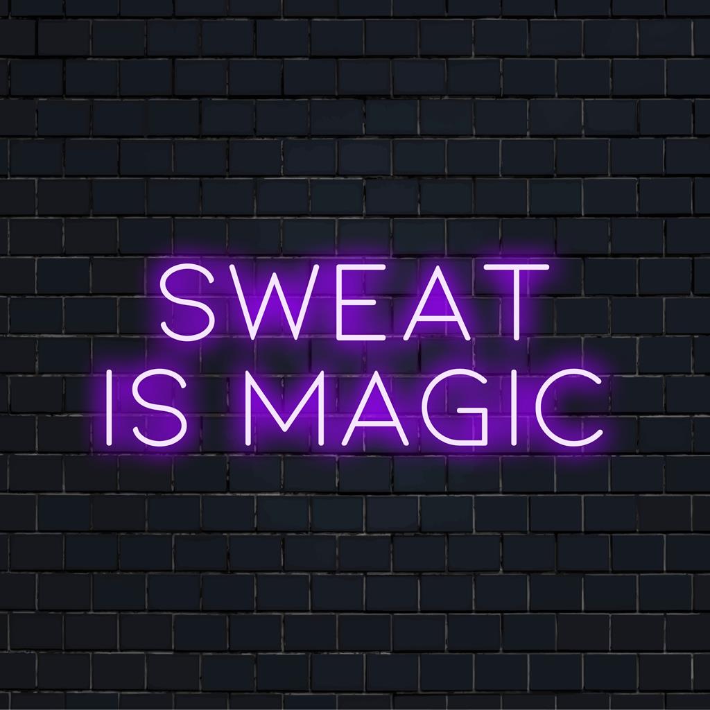 Das beleuchtete „Sweat Is Magic“-Schild vermittelt Motivation. Lebendige Neon-Wandkunst, ideal zum Aufhellen persönlicher Fitnessbereiche.
