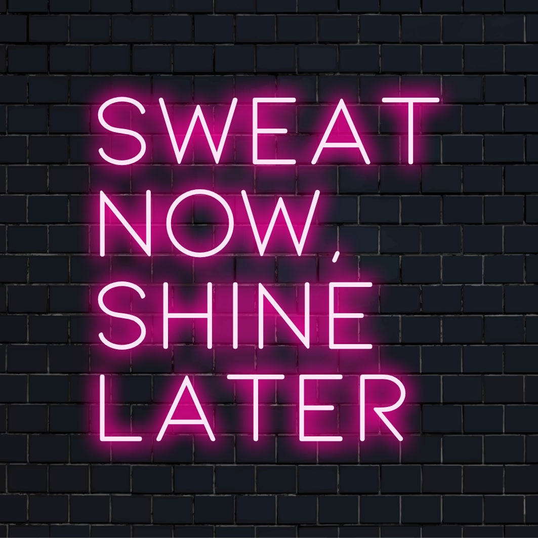 Individuelles LED-Neonschild mit dem motivierenden Zitat „Sweat Now, Shine Later“, perfekt für eine inspirierende Wanddekoration.