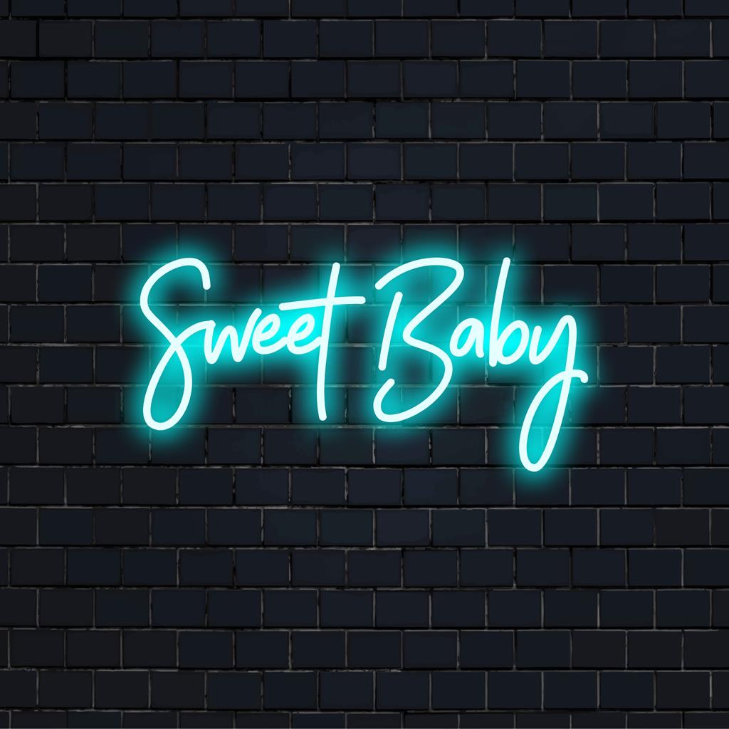 Auf dem individuellen LED-Neonschild steht in fließender Schreibschrift „Sweet Baby“, was jedem Raum einen warmen Schein und dekorativen Charme verleiht.