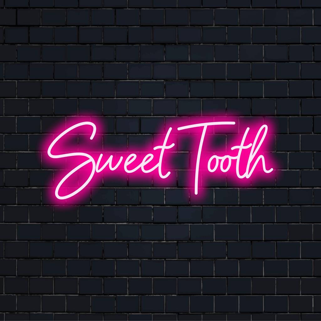 Maßgefertigtes LED-Neonschild „Sweet Tooth“, das jeden Raum mit lebendiger Kunstfertigkeit und personalisierter LED-Neon-Brillanz erhellt.