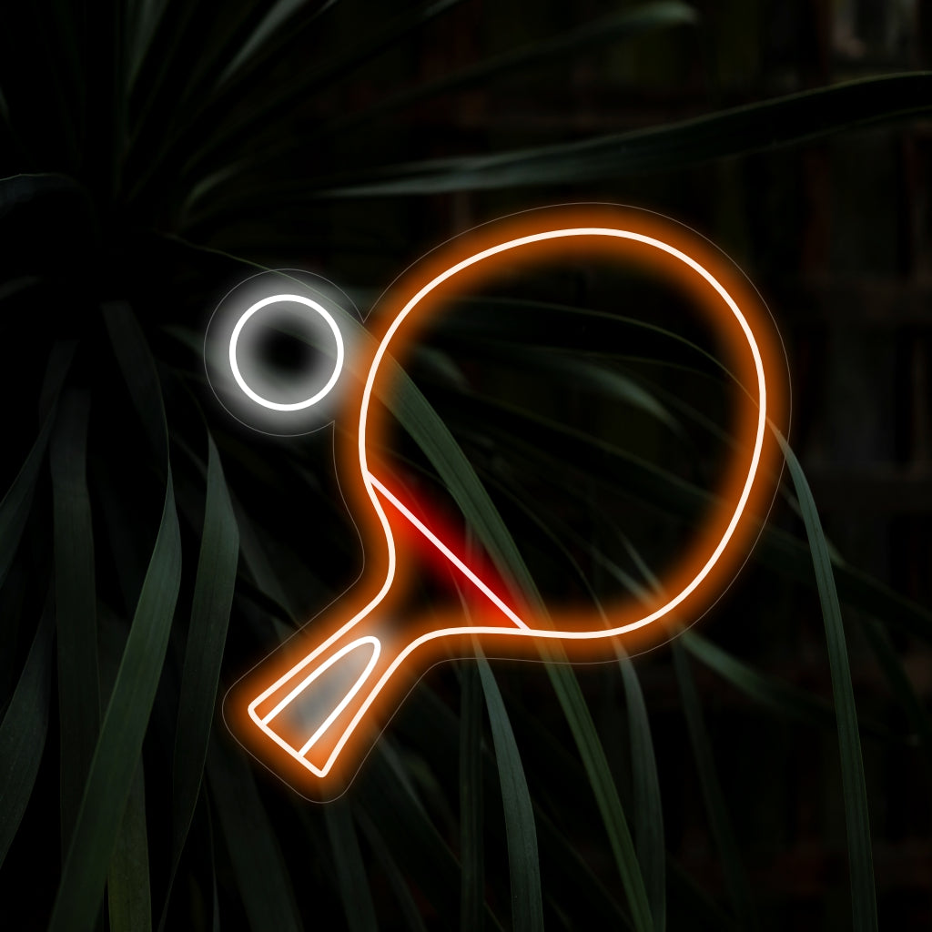 „Table Tennis Racket and Ball Neon Sign“ sorgt mit seinem dynamischen Design für eine sportliche Atmosphäre und verbreitet einen energiegeladenen Schein, der die Spannung des Spiels in Ihrem Raum feiert.