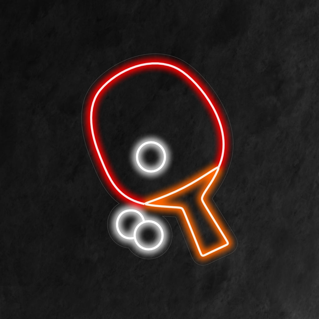 „Table Tennis Racket and Balls Neon Sign“ bringt mit seinem dynamischen Design eine sportliche Atmosphäre und verbreitet einen energetischen Schein, der die Spannung und den Spaß des Spiels in Ihren Raum einfängt.