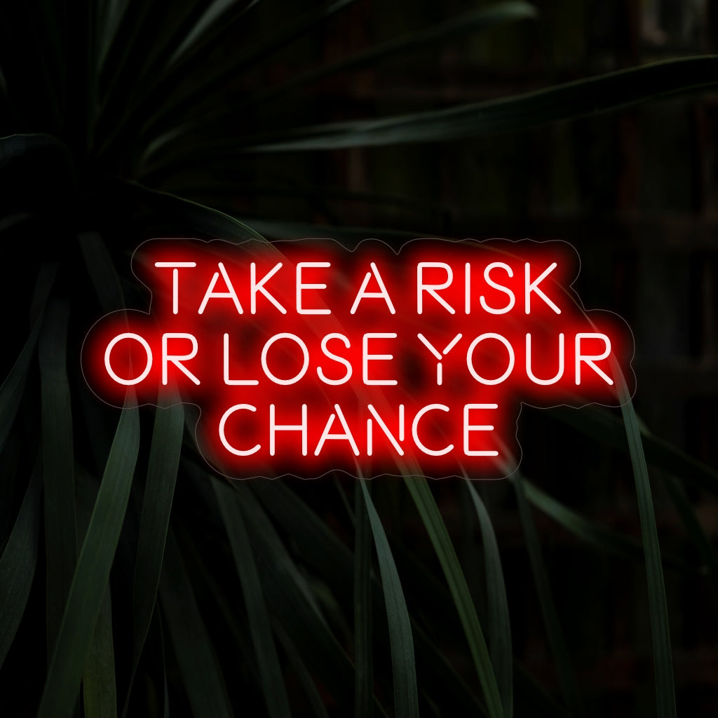 Das Neonschild „Take a Risk or Lose Your Chance“ inspiriert mit seiner kühnen Botschaft und verbreitet ein gewagtes Leuchten, das Mut macht und dazu ermutigt, Chancen in Ihrem Umfeld zu ergreifen.