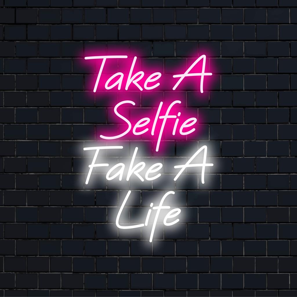 Lebendiges, maßgeschneidertes LED-Neonschild-Design „Take A Selfie Take A Life“, perfekte Neontextkunst und Lichtdekor.