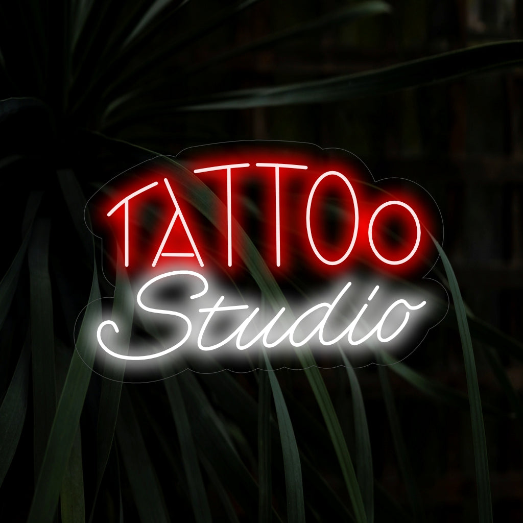 „Tattoo Studio Neon Sign“ verleiht mit seinem ikonischen Design lebendige Kunstfertigkeit und verbreitet einen kräftigen Glanz, der die Kreativität und Schönheit von Tattoos in Ihrem Raum feiert.