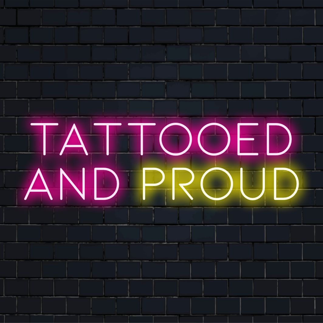 LED-Neonschild mit der Aufschrift „Tattooed And Proud“; lebendiges handgefertigtes Design mit personalisiertem Neon-Art-Flair.