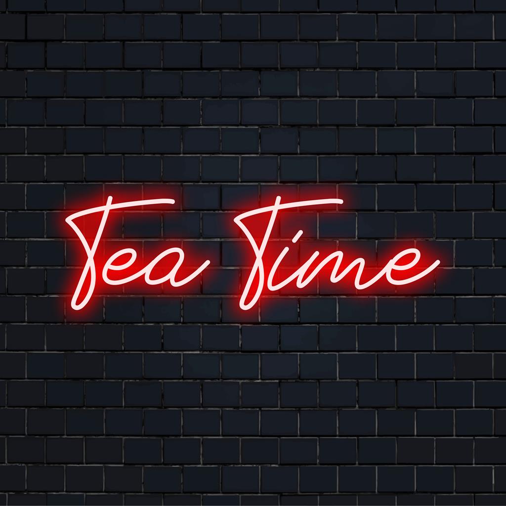 LED-Neonschild mit einem hellen „Tea Time“-Text, perfekt für eine gemütliche Einrichtung; kombiniert Neon-Zitatkunst und grafische Designelemente.