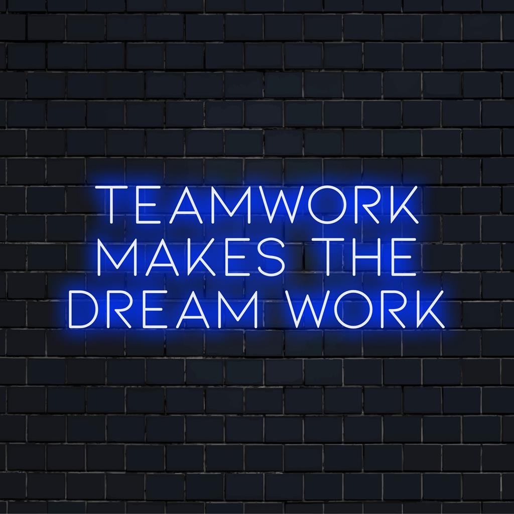 Dieses lebendige, individuelle LED-Neonschild illustriert auf kreative Weise den Satz „Teamwork Makes The Dream Work“ in leuchtenden Farben.