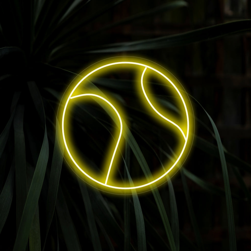 „Tennis Ball Neon Sign“ sorgt mit seinem dynamischen Design für eine sportliche Atmosphäre und verbreitet einen energiegeladenen Schein, der die Spannung und Athletik des Tennis in Ihrem Raum feiert.