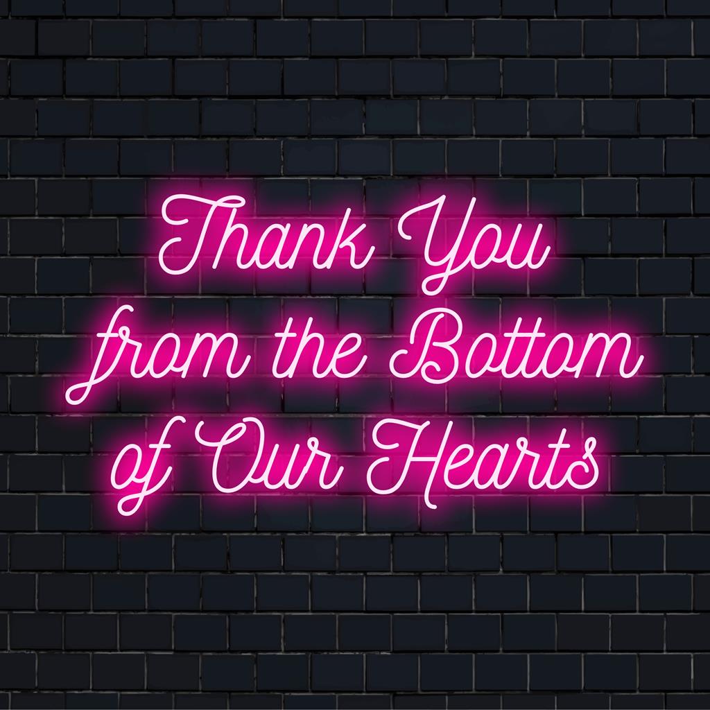 Individuelles LED-Neonschild mit der Aufschrift „Thank You From The Bottom Of Our Hearts“ in leuchtenden Farben; die perfekte Wanddekoration für herzliche Bekundungen.