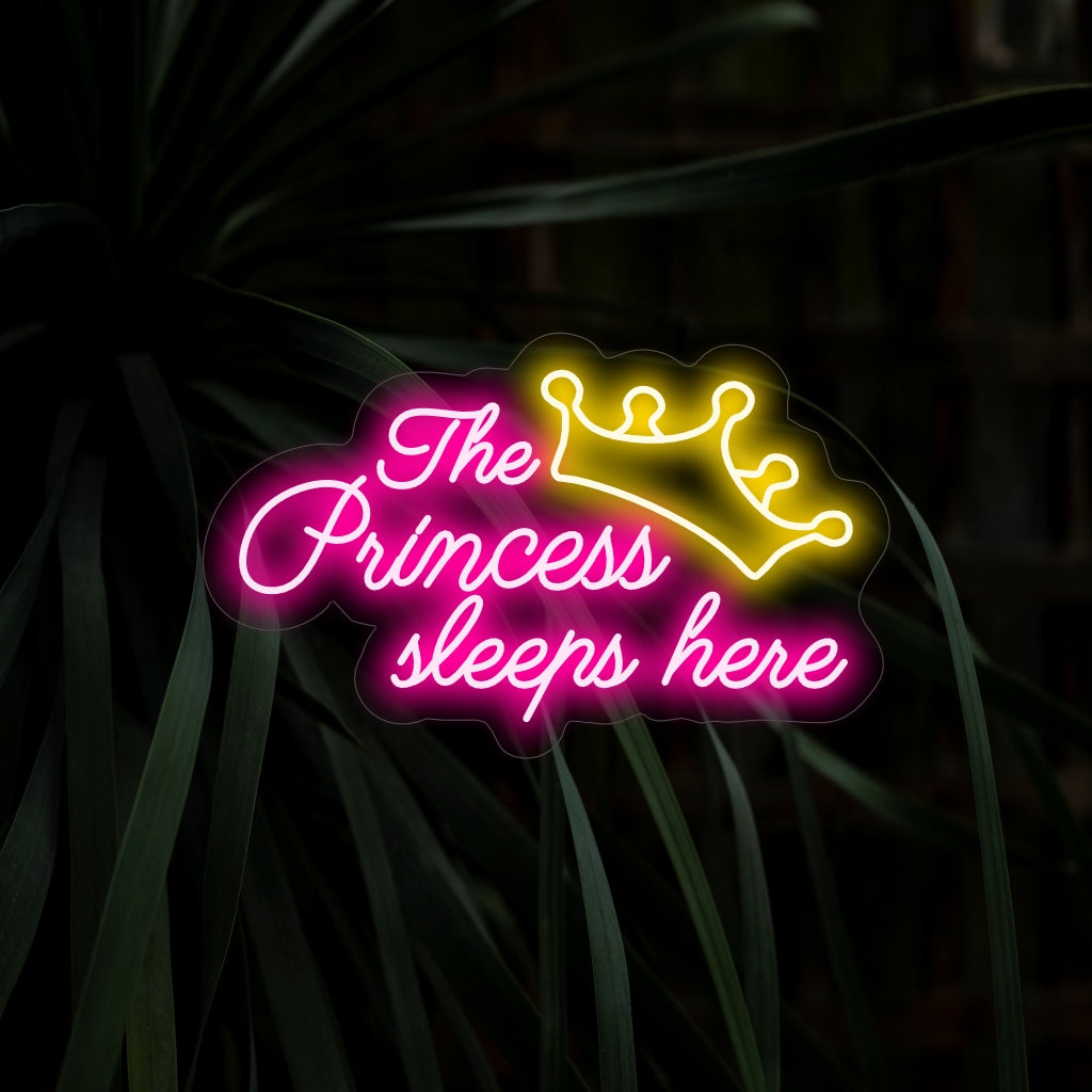Das Neonschild „The Princess Sleeps Here“ verzaubert mit seiner charmanten Botschaft und verbreitet ein sanftes Leuchten, das Ihrem Raum märchenhaften Zauber verleiht.