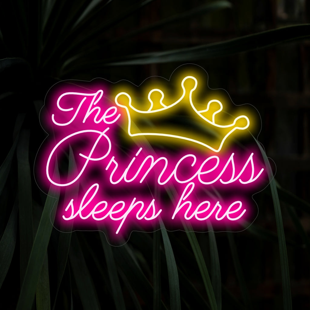 „The Princess Sleeps Here Neon Sign“ ist eine charmante Proklamation mit sanftem Schein, die eine bezaubernde Atmosphäre schafft, die eines Königshauses würdig ist.