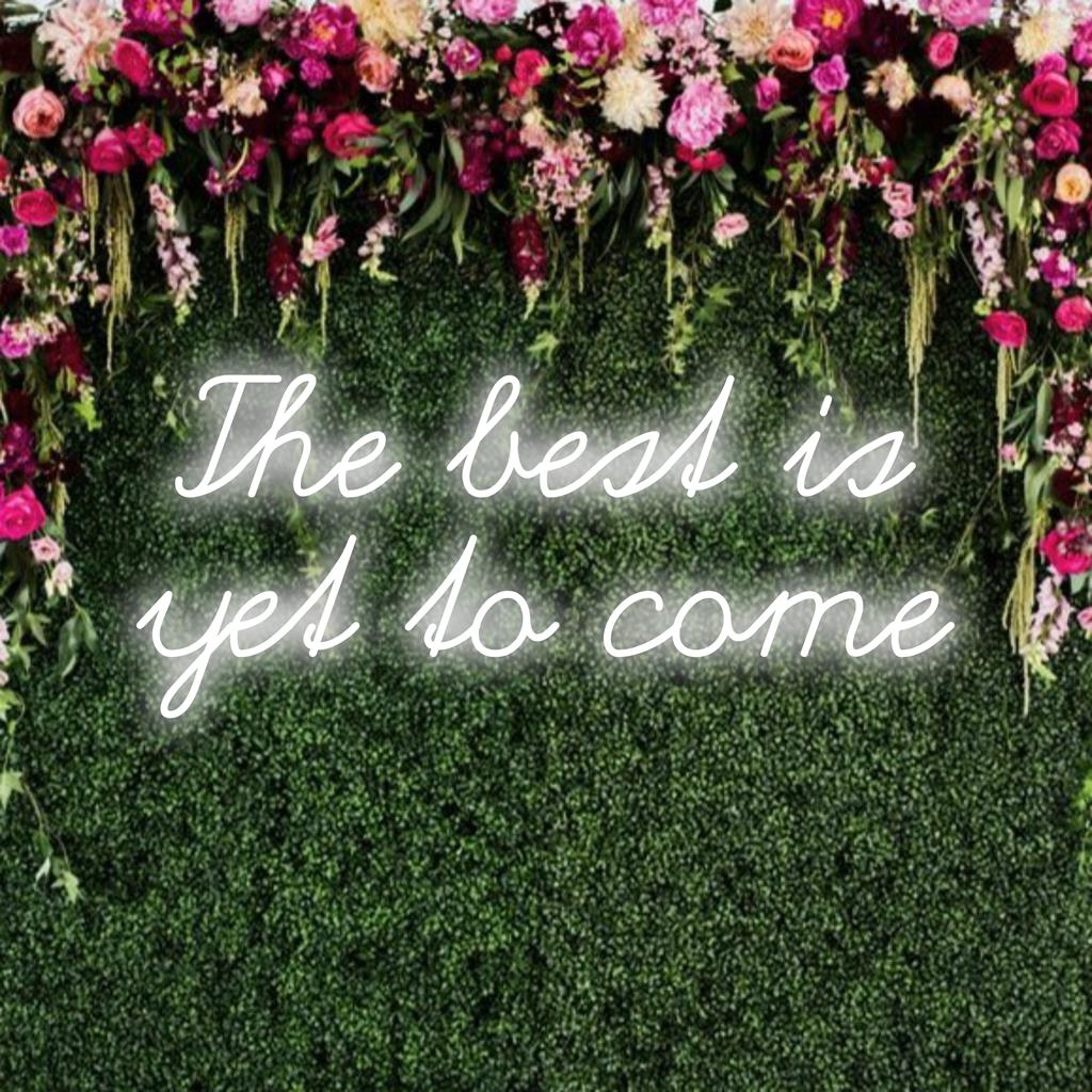 Auffallend helles Neon, das mit der individuellen LED-Neon-Wanddekoration „The Best Is Yet To Come“ in jedem Raum eine motivierende Atmosphäre schafft.