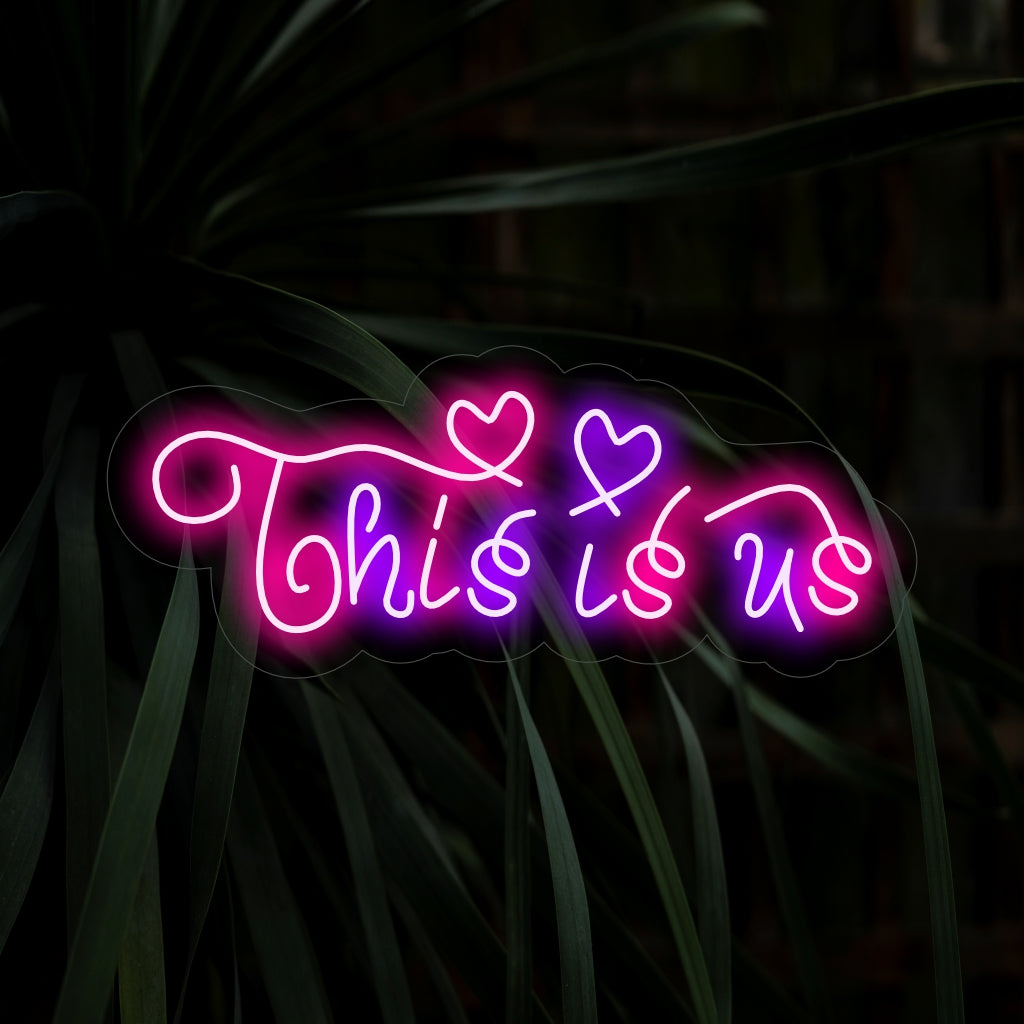 „This Is Us Neon Sign“ verkörpert mit seiner sentimentalen Botschaft Einheit und verbreitet ein warmes Licht, das in Ihrem Raum eine Atmosphäre der Verbundenheit und des Zusammenseins schafft.
