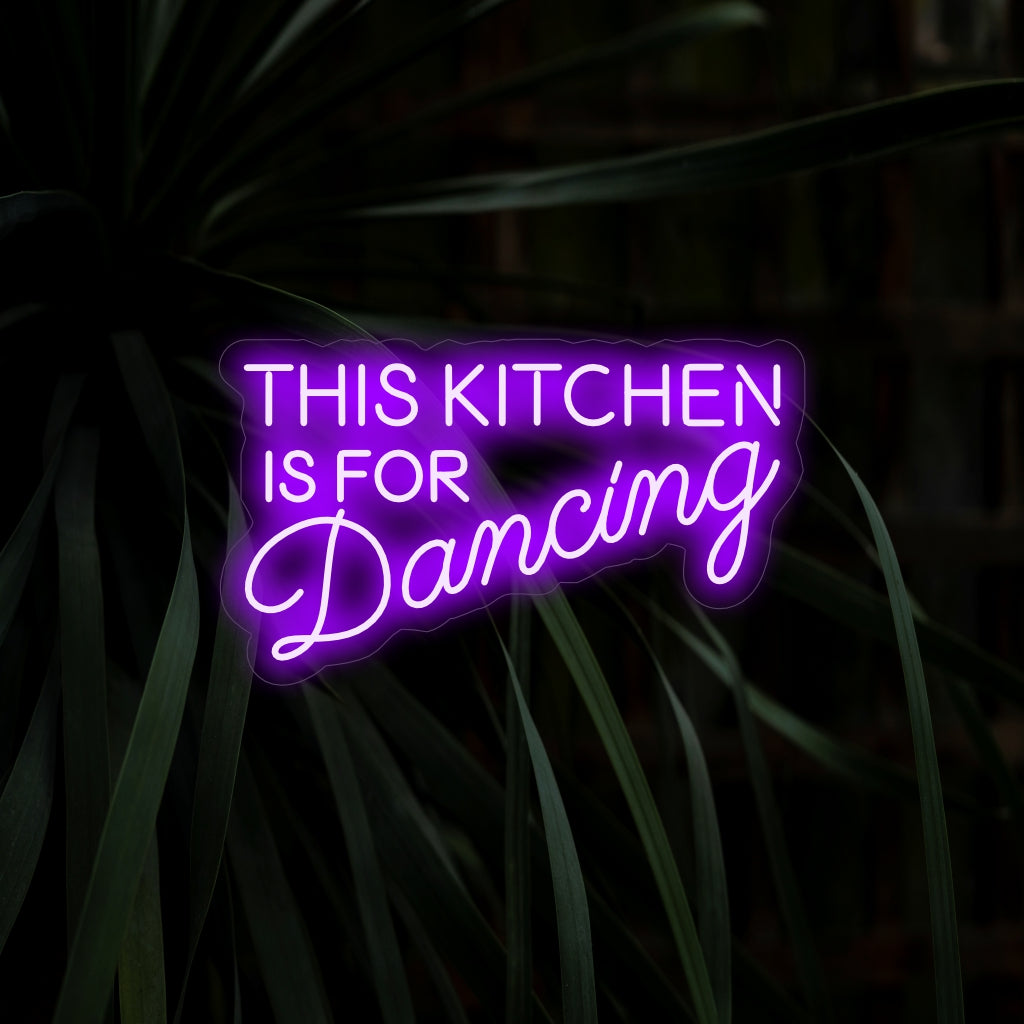 Das Neonschild „This Kitchen Is For Dancing“ sorgt mit seiner verspielten Botschaft für Lebendigkeit und verbreitet ein leuchtendes Licht, das zu fröhlichen Momenten und zum Tanzen in Ihrer Küche einlädt.