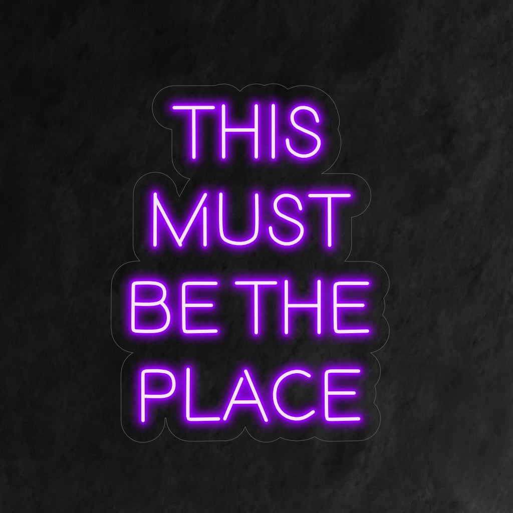 Das Neonschild „This Must Be the Place“ weckt mit seiner einladenden Botschaft Nostalgie und verbreitet einen warmen Schein, der den Komfort und die Vertrautheit eines besonderen Ortes in Ihrem Zuhause feiert.