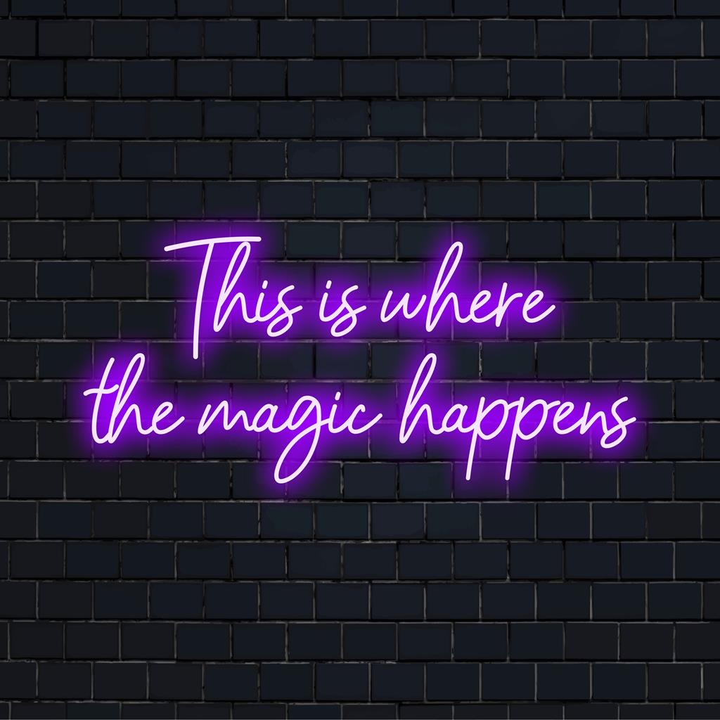 Individuelles LED-Neonschild mit der Aufschrift „This Is Where The Magic Happens“ in leuchtenden Farben für eine eindrucksvolle Wandkunstdekoration.