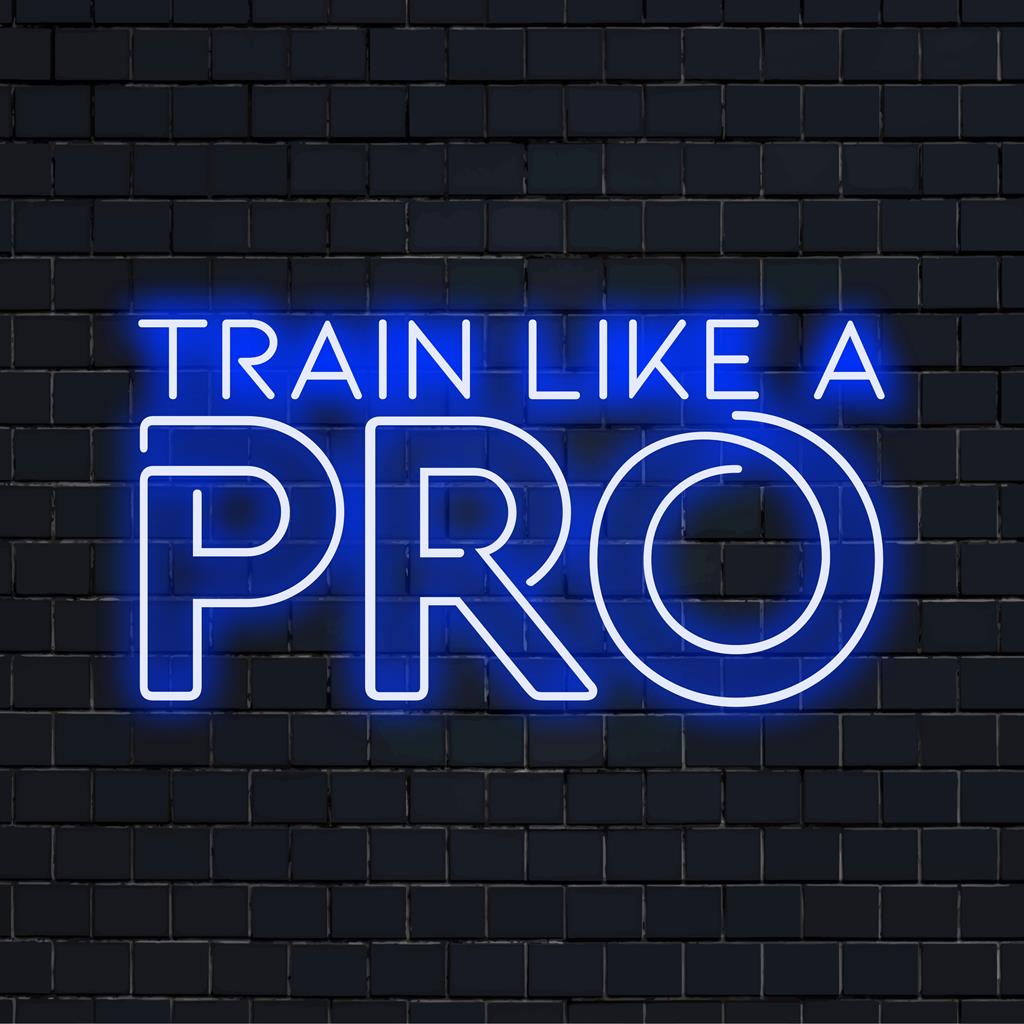 Individuell handgefertigtes LED-Neonschild mit der Aufschrift „Train Like A Pro 2“ in leuchtenden Neonfarben; optimale motivierende Neon-Wandkunst.