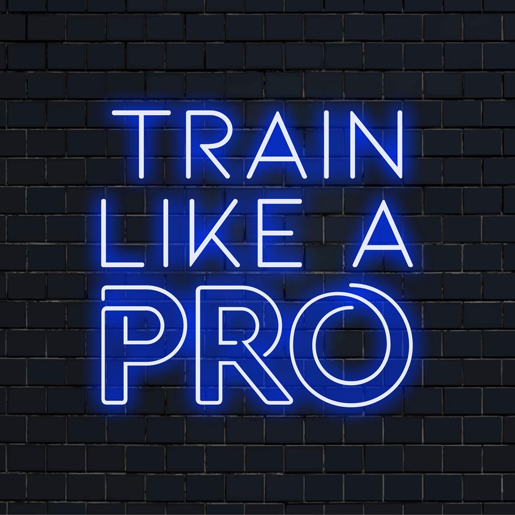Das leuchtende LED-Neonschild mit der Aufschrift „Train Like A Pro“ vermittelt motivierende Stimmung und ist perfekt für jeden Trainingsbereich. Energiegeladene Neon-Wandkunst.