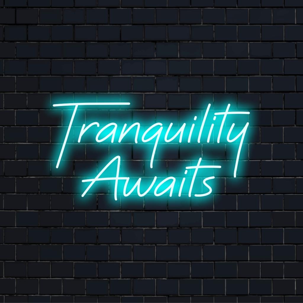 Individuelles LED-Neonschild mit der Aufschrift „Tranquility Awaits“ in leuchtenden Farbtönen; perfekte Neonlichtdekoration für eine beruhigende Atmosphäre.
