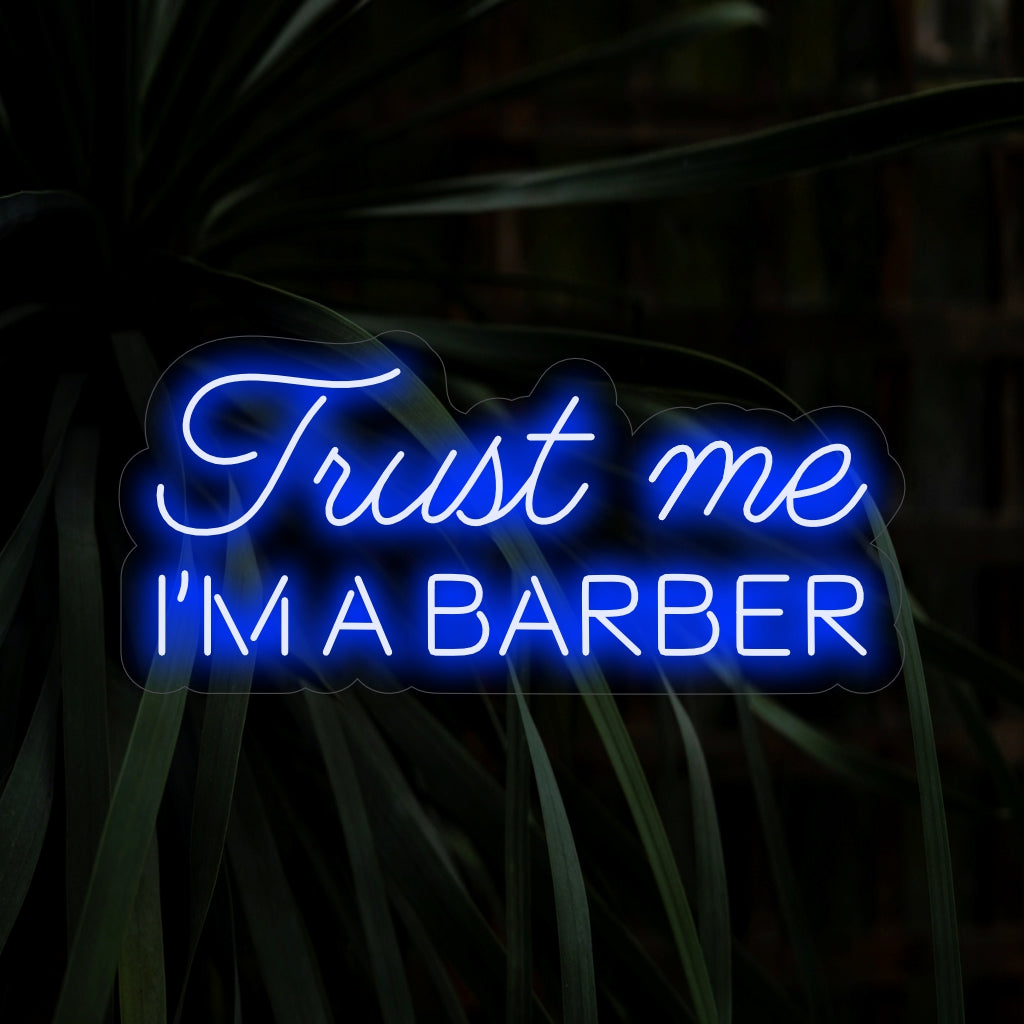 Das Neonschild „Trust Me I’m a Barber“ sorgt mit seiner humorvollen Botschaft für Charme und verbreitet einen kräftigen Glanz, der Professionalität mit einer verspielten Atmosphäre in Ihrem Friseursalon verbindet.
