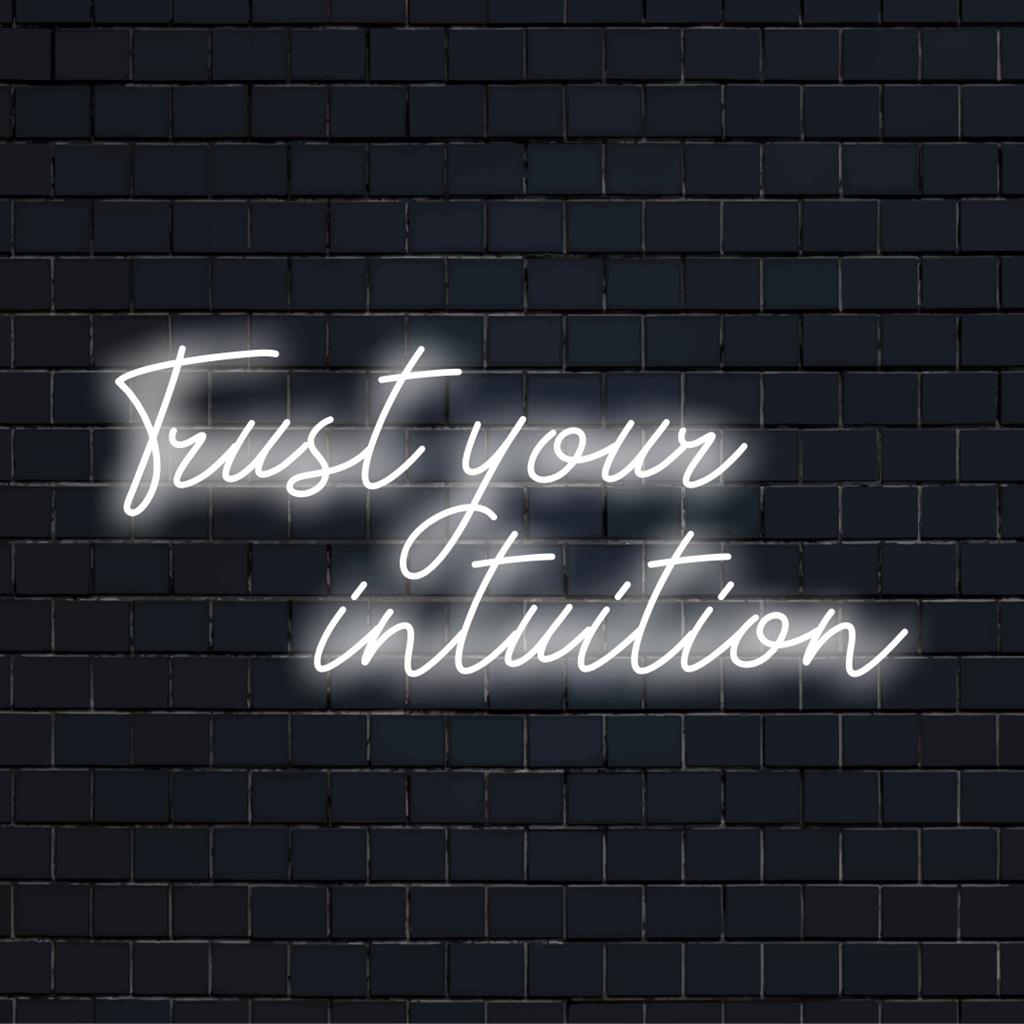 Lebendiges LED-Neonschild „Trust Your Intuition“, perfekt für personalisierte Wanddekoration und stilvolle Neonlichtkunst.