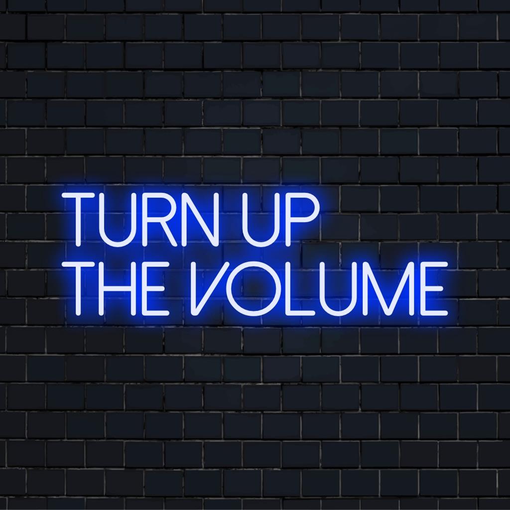 Maßgefertigtes LED-Neonschild mit der Aufschrift „Turn Up The Volume“; perfekte Mischung aus lebendiger Neonkunst und aussagekräftigem Dekor.