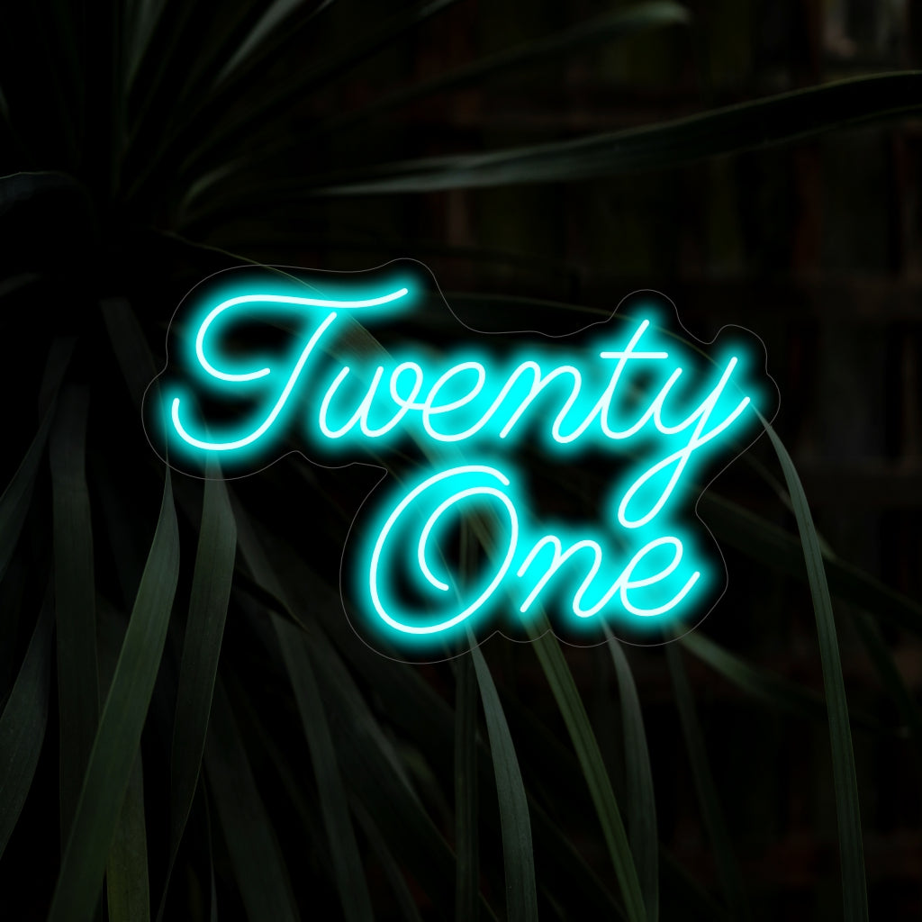 „Twenty One Neon Sign“ verleiht mit seinen schlanken Ziffern einen modernen Touch und verbreitet ein kühles Leuchten, das in Ihrem Raum eine stilvolle und zeitgenössische Atmosphäre schafft.