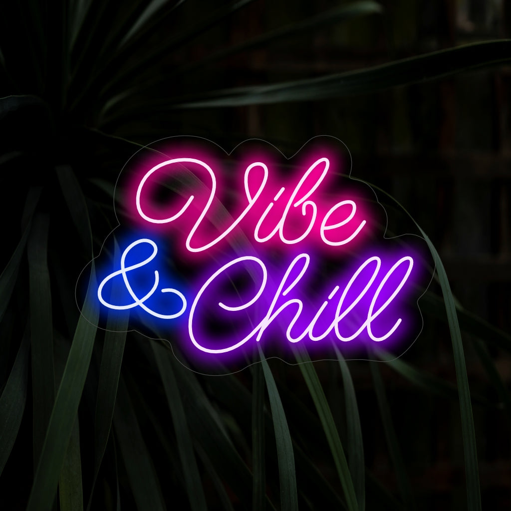 „Vibe & Chill Neon Sign“ schafft mit seinem kühlen Leuchten eine trendige und entspannte Atmosphäre und fördert Entspannung und gute Stimmung in Ihrem Raum.
