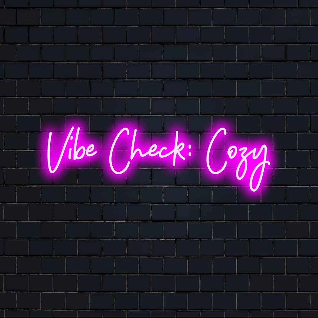 Ein gemütliches, individuelles LED-Neonschild mit der Aufschrift „Vibe Check“, ideal, um jedem Raum Persönlichkeit und Wärme zu verleihen.