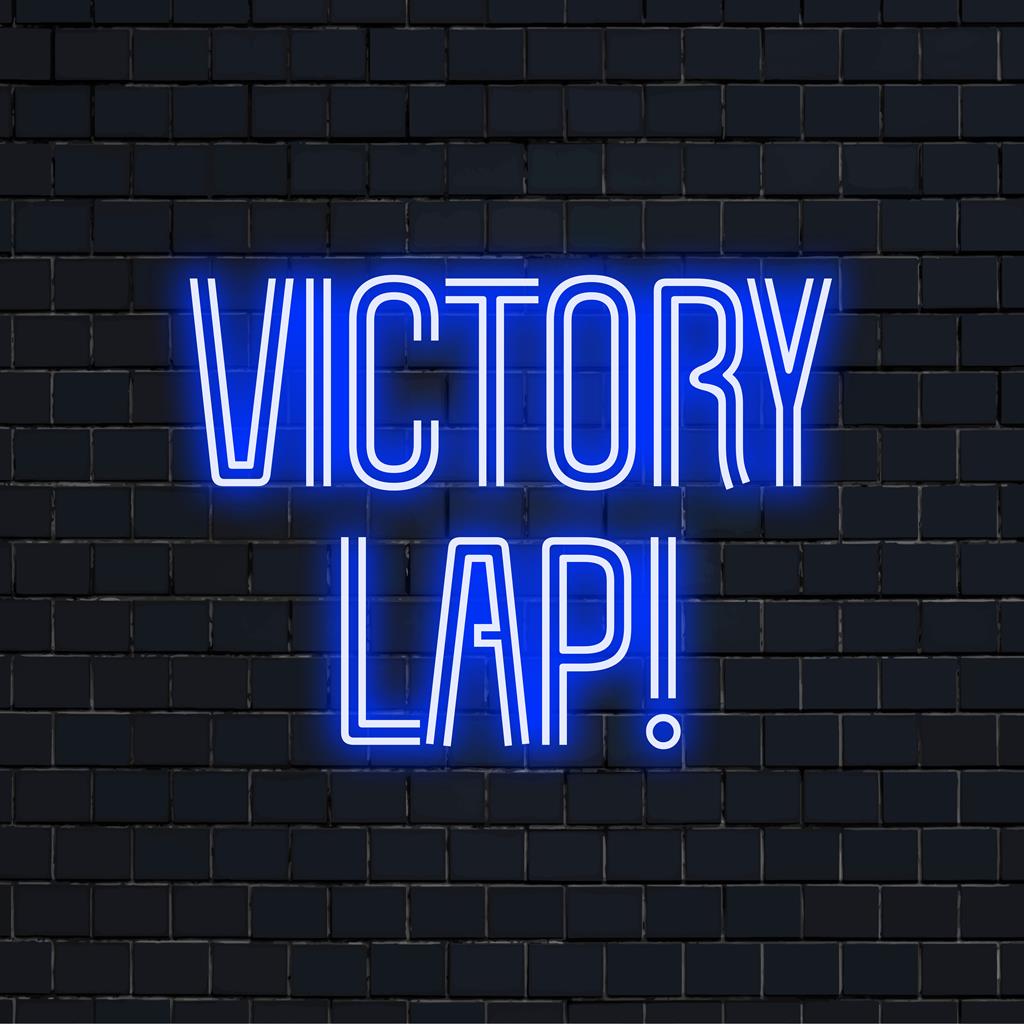 Individuelles Neonschild mit dem Satz „Victory Lap!“ in leuchtenden Farben, erhellt jeden Raum, perfekt als personalisiertes Neondekor.