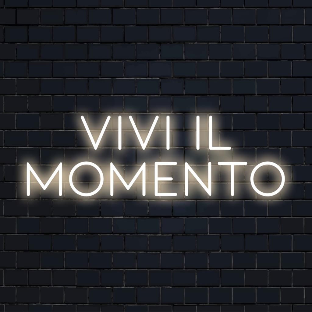 Individuelles LED-Neonschild, elegante Schrift mit der Aufschrift „Vivi IL Momento“, lebendiges Lichtdekor für ein stilvolles Ambiente.