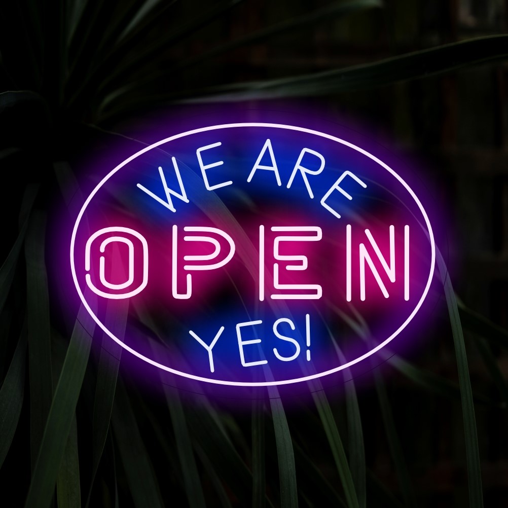 Das Neonschild „We Are Open Yes!“ strahlt mit seinem positiven Leuchten Begeisterung aus und schafft eine energiegeladene und einladende Atmosphäre in Ihrem Raum.