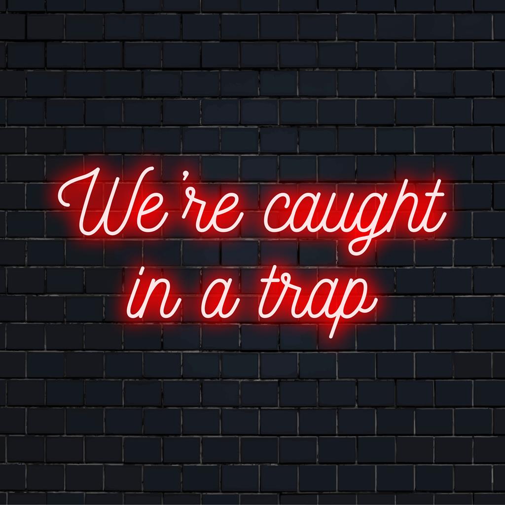 Das Leuchten des handgefertigten LED-Neonschilds „We‘re Caught In A Trap“ ist ein individuelles Kunstwerk, perfekt für eine ausgefallene Umgebungsdekoration.
